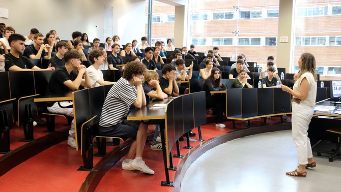 Estudiants fent les PAU a la UPF