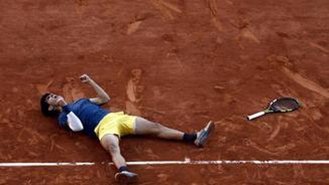 Carlos Alcaraz celebra el seu triomf a Roland Garros estirat a terra i axecant els punys