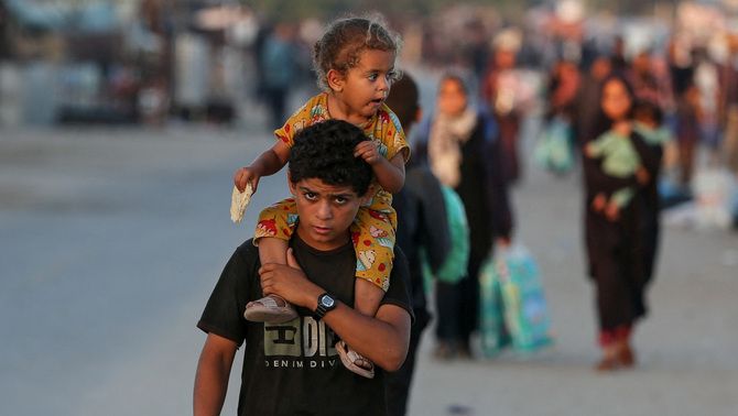  Un nen palestí en sosté un altre a coll a Rafah (Reuters/Hatem Khaled) 