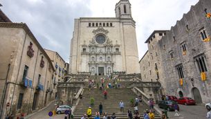 Gent a les escales de la catedral de Girona