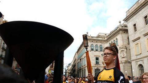 La Flama del Canigó arriba a plaça Sant Jaume i es repartirà per tots els barris de Barcelona