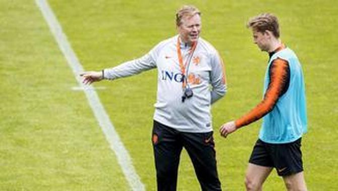  Ronald Koeman donant instruccions  Frenkie de Jong 