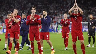 Els jugadors serbis saludant els aficionats després de perdre contra Anglaterra