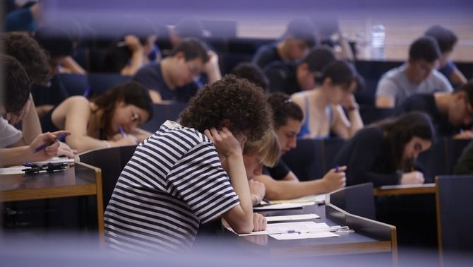 Alumnes fent exàmens de selectivitat