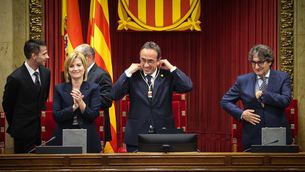 Rull, amb la medalla de president del Parlament, entre Raquel Sans i David Pérez (ACN/Jordi Borràs)