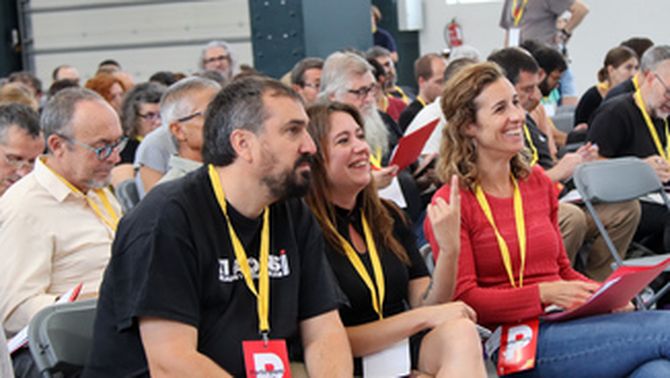  Els diputats de la CUP Dani Cornellà, Laure Vega i Laia Estrada, aquest dissabte a l'assemblea nacional de Sabadell 