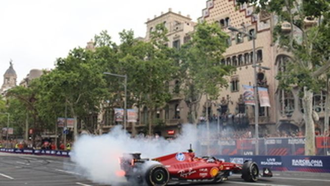  El monoplaça de Ferrari, conduït per Carlos Sainz, al "road show" de la Fórmula 1 davant de la Casa Batlló del passeig de Gràcia 