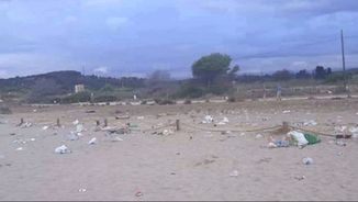 Estat en què va quedar la platja del Vinyet després d&#039;un macrobotellot dissabte a la nit