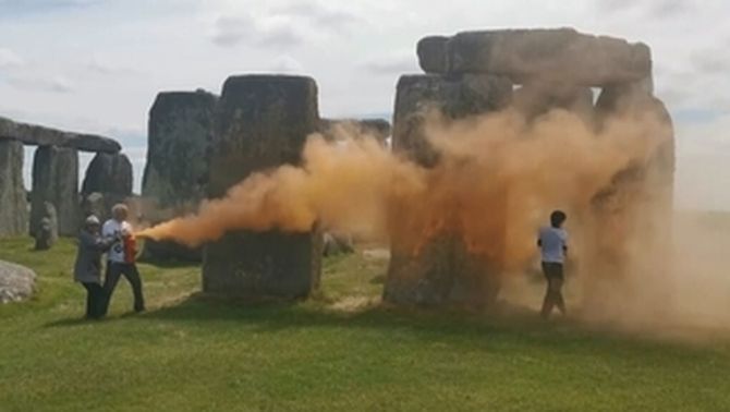 Dos ecologistes ruixen amb pintura taronja el jaciment prehistòric de Stonehenge