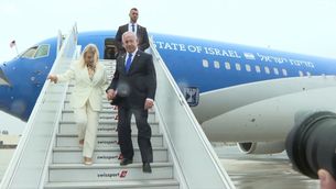 Netanyahu baixant de l'avió, acompanyat de la seva dona