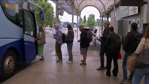 Usuaris de l'R3 es passen al bus, farts de retards i trajectes interminables