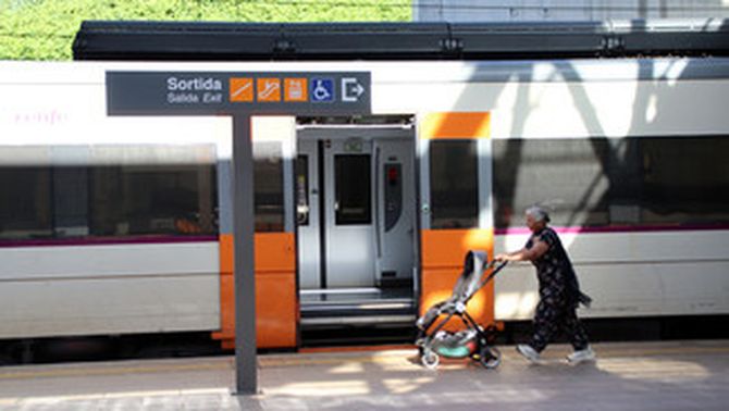 Retards generalitzats diumenge a la tarda a l'R1 de Rodalies per un atropellament a Badalona