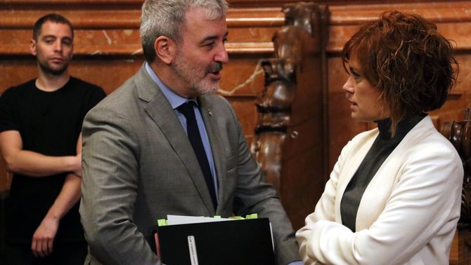 L'alcalde de Barcelona, Jaume Collboni, parla amb la presidenta d'ERC a l'Ajuntament, Elisenda Alamany, abans del ple municipal.
