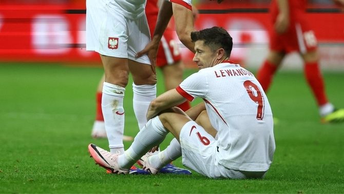 Lewandowski, a terra, es lamenta per la lesió