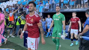 Joan Oriol saltant a la Rosaleda de Màlaga amb el braçalet de capità del Nàstic