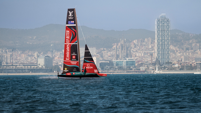 Imatge de:Superdia al mar amb l'"America's Cup"