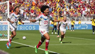 Bello celebra el gol de la victòria de Veneçuela