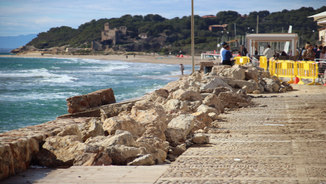 El mar s&#039;endú part del Passeig marítm d&#039;Altafulla