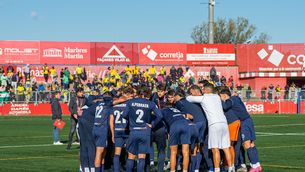 Els jugadors del Badalona Futur fan pinya el dia que van ser eliminats del play-off d'ascens a Primera RFEF