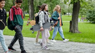 Un grup d'adolescents al carrer