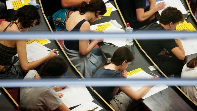 Estudiants fent la prova d'accés a la universitat aquest dimarts