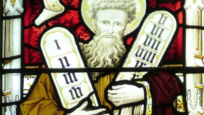 Vitrall que representa Moisès mostrant els deu manaments en les taules de pedra