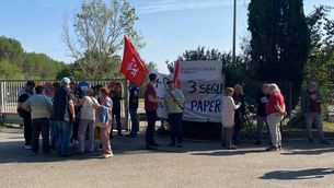 Els treballadors de la fàbrica de Gelida es concentren a les portes de la planta per protestar contra el tancament (3Cat)