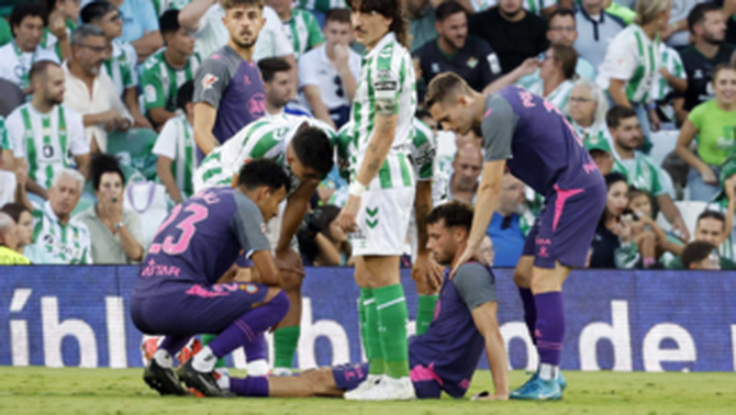 Javi Puado en el moment de la lesió al Benito Villamarín