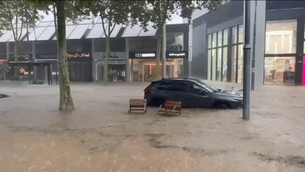 Un aiguat inunda el centre de Platja d'Aro en una tarda de tempestes al Baix Empordà