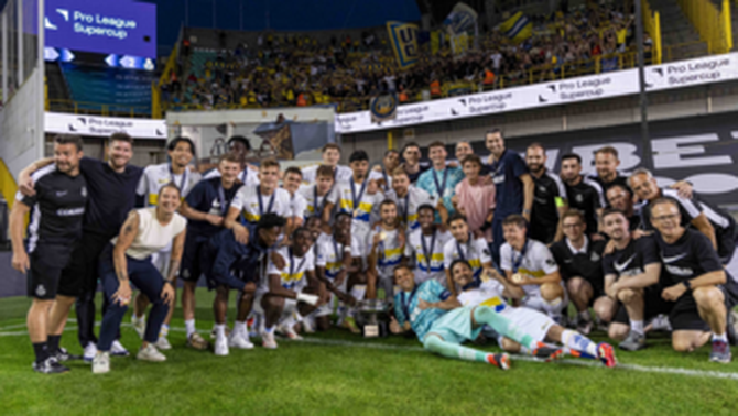 Els jugadors del Saint-Gilloise amb el títol de la Supercopa