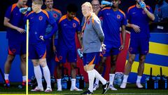 Koeman y sus jugadores, en el entrenamiento de este martes en Wolfsburgo.