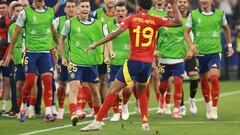 Munich (Germany), 09/07/2024.- Lamine Yamal (front) of Spain celebrates with teammates after scoring the 1-1 goal during the UEFA EURO 2024 semi-finals soccer match between Spain and France in Munich, Germany, 09 July 2024. (Francia, Alemania, España) EFE/EPA/CLEMENS BILAN
