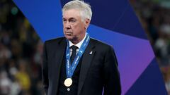 London (United Kingdom), 01/06/2024.- Real Madrid head coach Carlo Ancelotti waits for the start of the trophy ceremony after picking up his winner's medal following the UEFA Champions League final match of Borussia Dortmund against Real Madrid, in London, Britain, 01 June 2024. Real Madrid won 2-0. (Liga de Campeones, Rusia, Reino Unido, Londres) EFE/EPA/NEIL HALL
