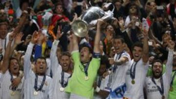 Los jugadores del Madrid levantan la Champions en el estadio Da Luz de Lisboa.