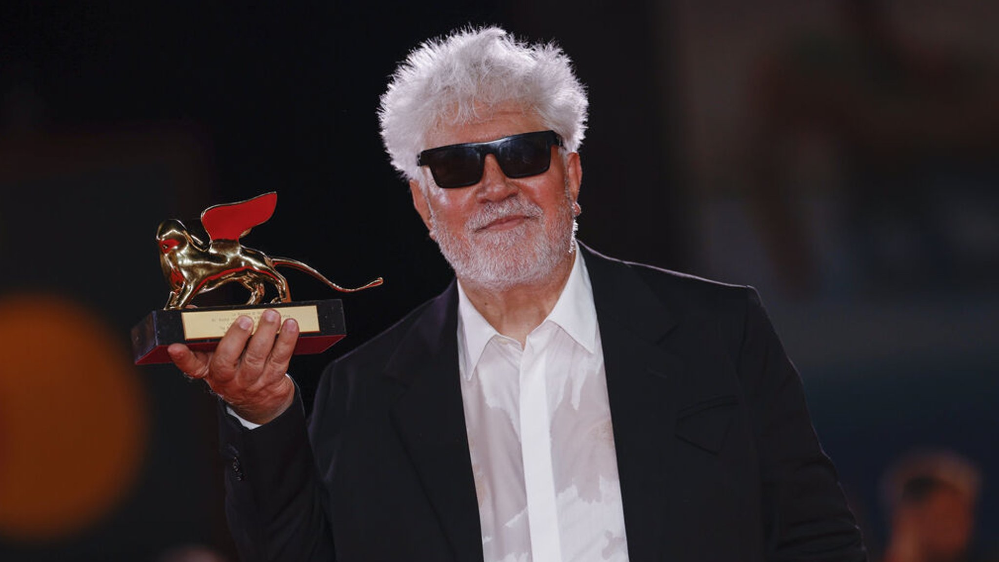 07.09.2024, Italien, Venedig: Pedro Almodovar, Gewinner des Goldenen Löwen für den besten Film für «The Room Next Door», posiert für Fotografen während der Preisverleihung der 81. Ausgabe der Filmfestspiele von Venedig. Foto: Vianney Le Caer/Invision/AP/dpa +++ dpa-Bildfunk +++