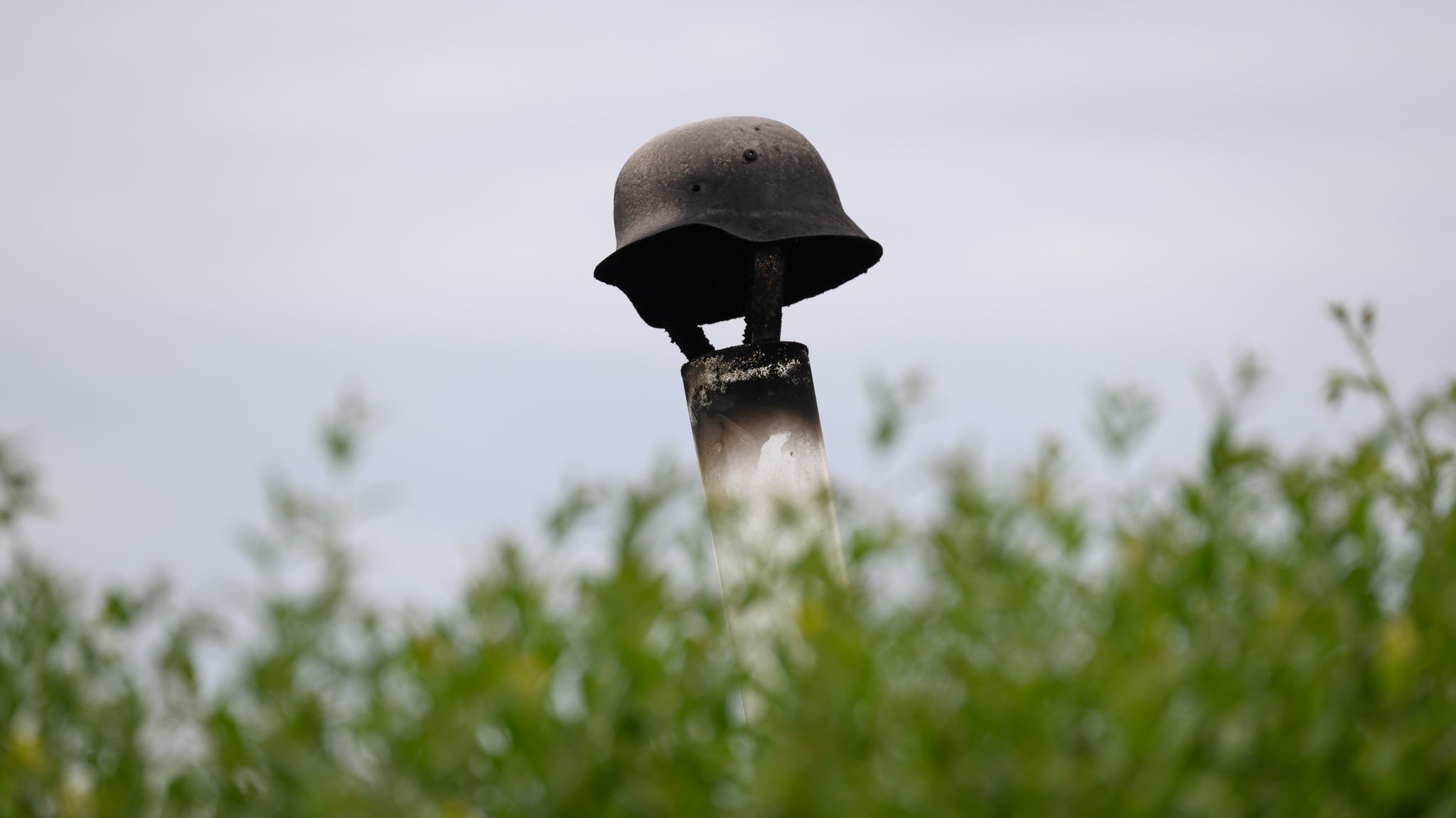 Der Stahlhelm eines Wehrmachtssoldaten.