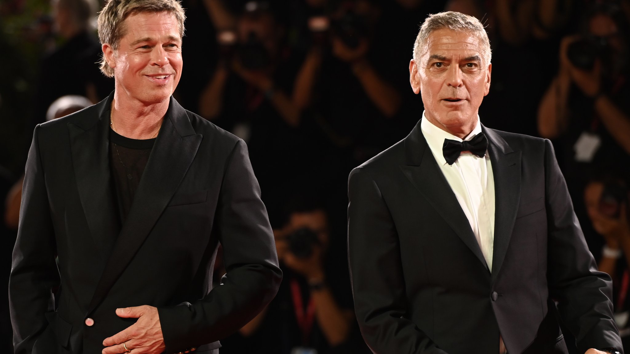 Brad Pitt und George Clooney posieren auf dem Roten Teppich bei den 81. Internationalen Filmfestspielen Venedig vor der Premiere ihres Films "Wolfs".