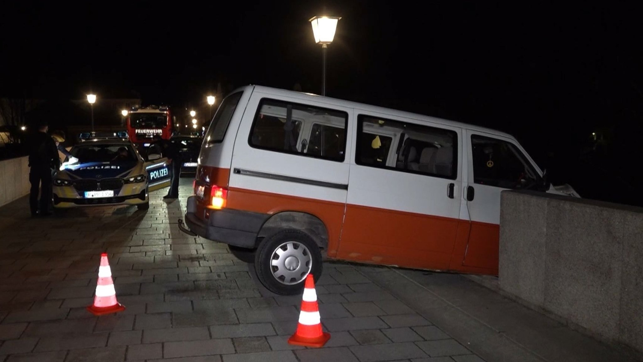 Der Bus ragte über die Brücke hinaus über dem Abgrund.