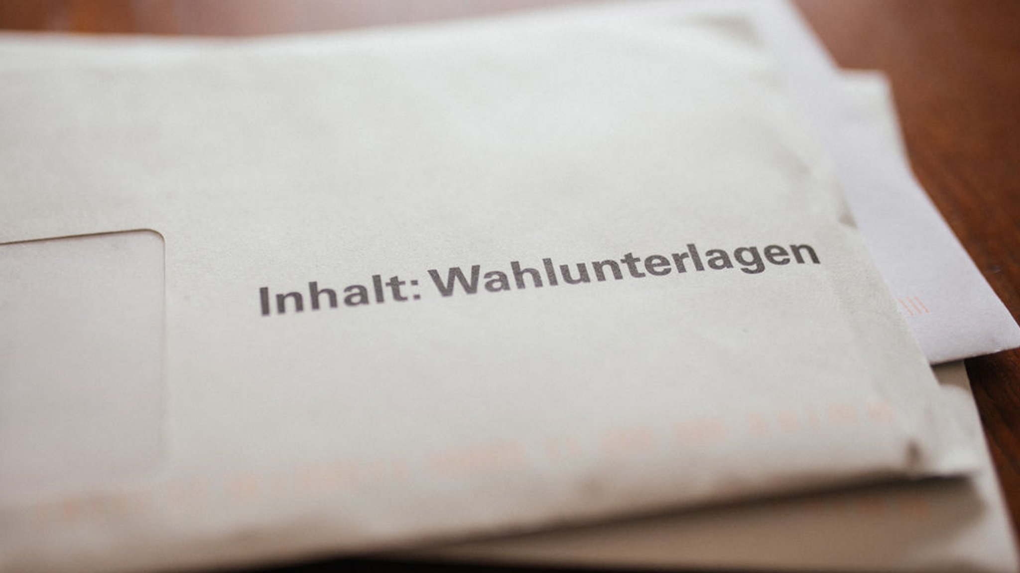 Ein Briefumschlag mit der Aufschrift "Wahlunterlagen" (Symbolfoto)