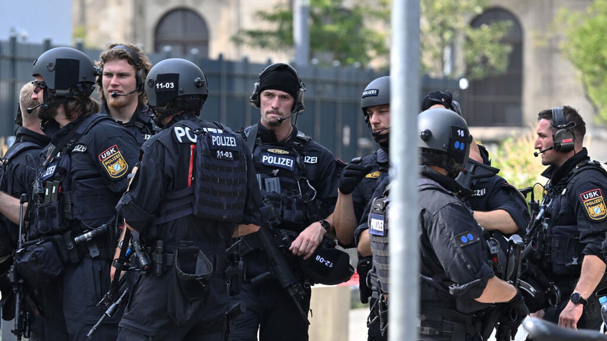 05.09.2024, Bayern, München: Polizisten stehen vor dem Israelischen Generalkonsulat. Die Polizei hat in der Münchner Innenstadt bei einem größeren Einsatz in der Nähe des Israelischen Generalkonsulats eine verdächtige Person niedergeschossen. Foto: Peter Kneffel/dpa +++ dpa-Bildfunk +++