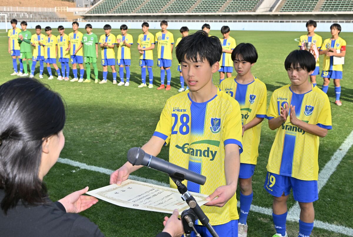 ２年ぶり９度目の優勝を果たし、表彰式に臨む栃木ＳＣ　Ｕ14の選手たち＝21日午後１時25分、県グリーンスタジアム