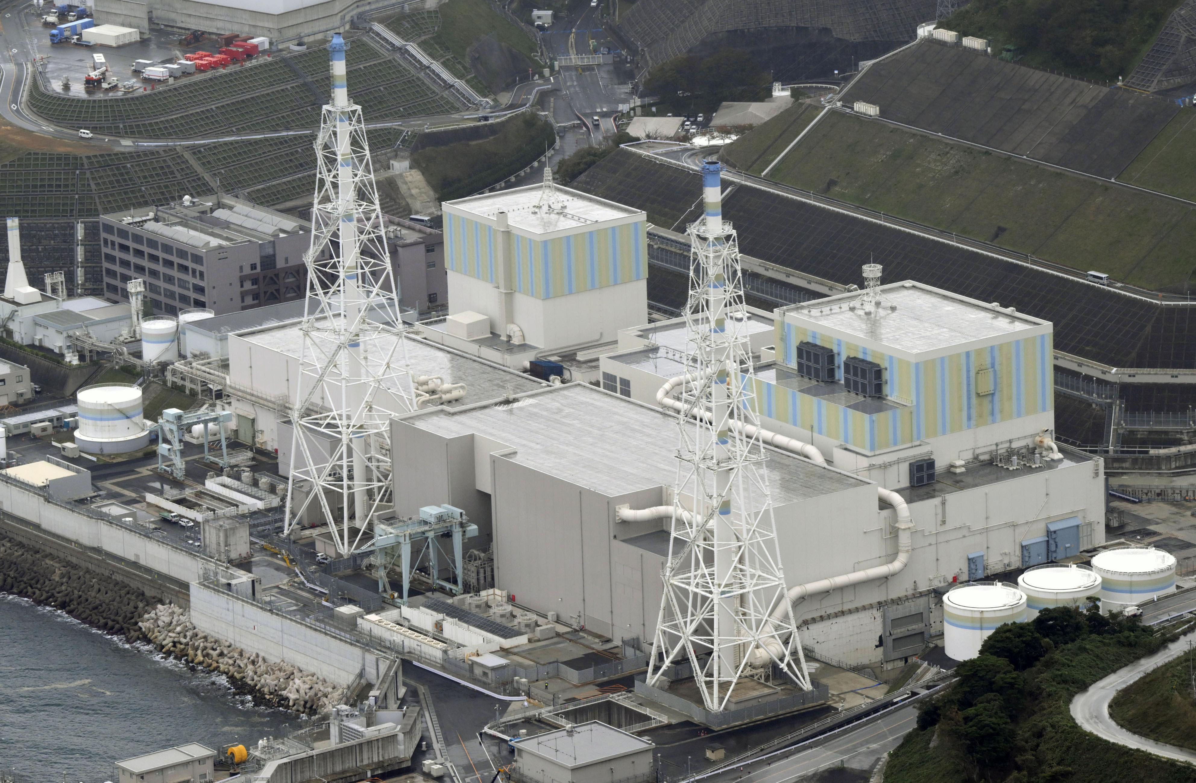 中国電力島根原発2号機（手前）。奥は1号機＝11月、松江市