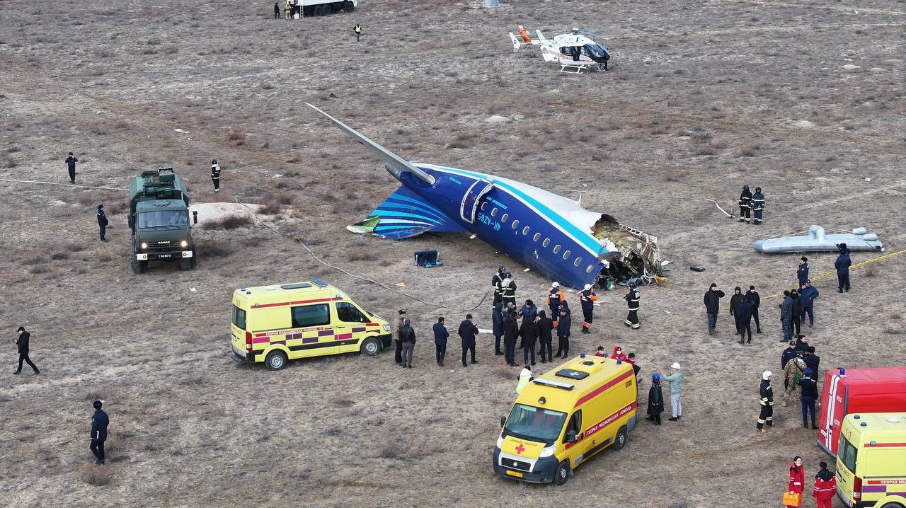 カザフスタン西部アクタウ近郊で、アゼルバイジャン航空の旅客機が墜落した現場＝25日（ロイター＝共同）