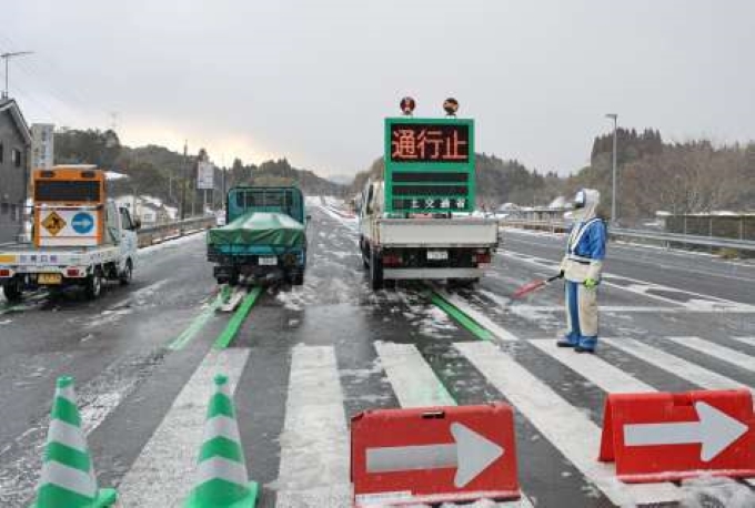 大雪により通行止めとなった南九州西回り自動車道の入り口＝４日午後５時１５分ごろ、薩摩川内市の薩摩川内都ＩＣ付近