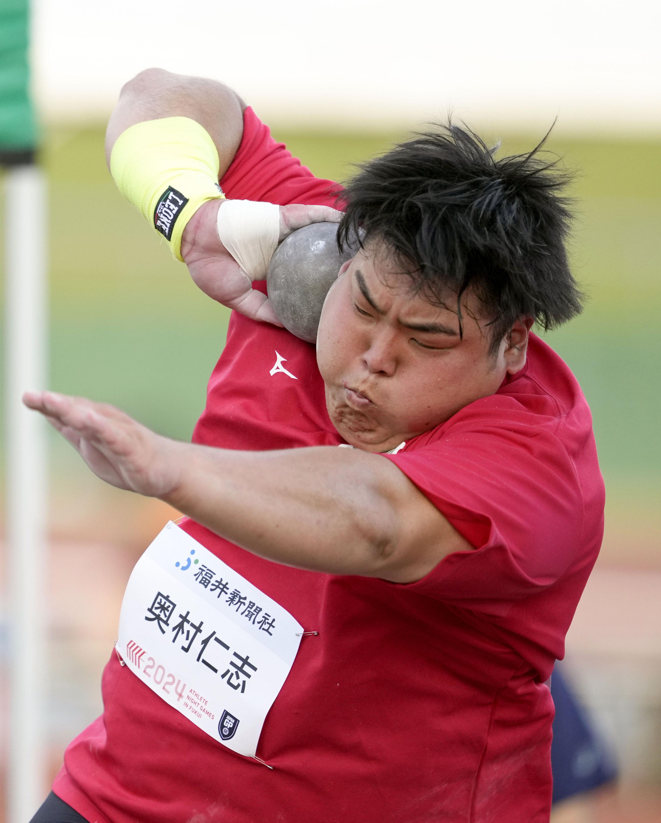 男子砲丸投げ　19メートル09の日本新で優勝した奥村仁志＝福井県営陸上競技場