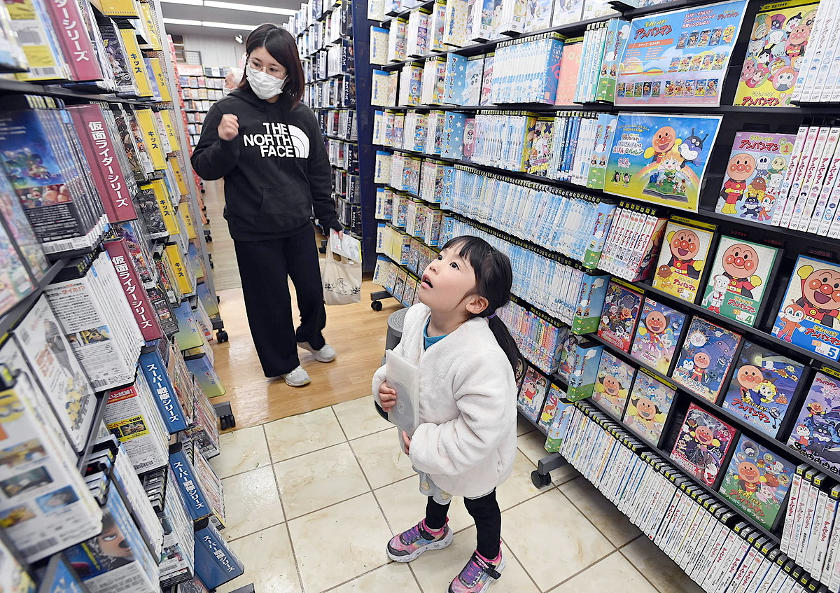 どれにしようかな。作品選びを楽しむ子どもら（高知市の「ゲオ高知土佐道路店」＝森本敦士撮影）