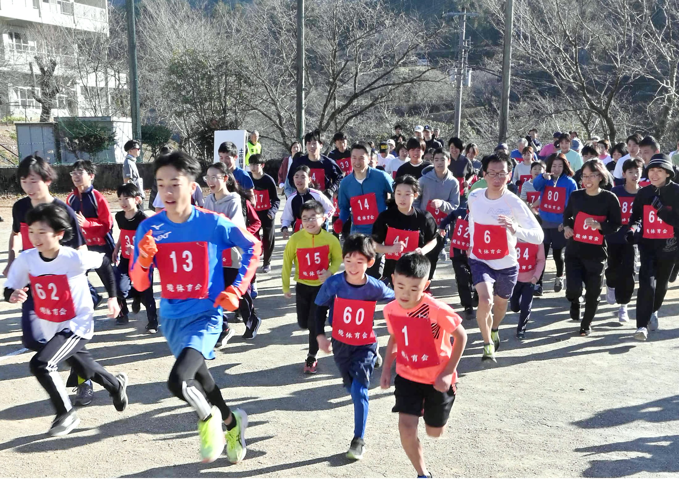 笑顔で走り初めを楽しむランナーたち（高知市鏡今井）