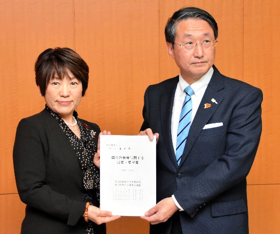 阿部文科相（左）に要望書を手渡す平井知事＝１３日、東京・霞が関の文部科学省