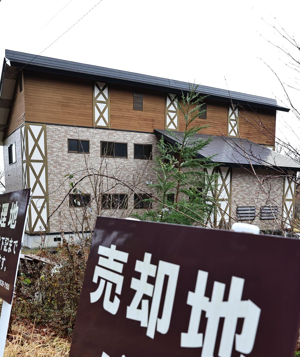 池の平温泉地区にある売却中の建物。かつては企業の保養所として使われていた＝妙高市関川