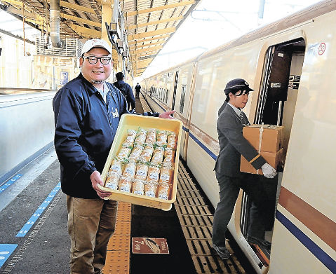 定期便で運ぶみそパンなどを紹介する松村社長（左）と商品を新幹線に乗せるＪＲ東高崎支社職員